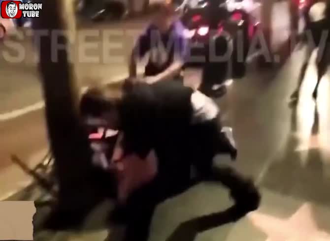 Video :After he assaults a girl in the street, the sky drops